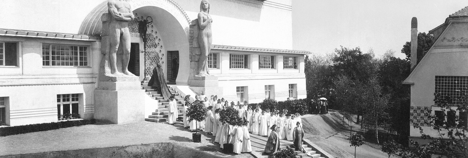 Festspiel vor dem Ernst Ludwig-Haus zur Eröffnung der Ausstellung Ein Dokument Deutscher Kunst, 1901